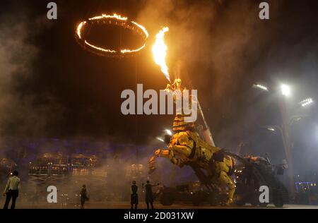 Chinesischer Drache Spuckt Feuer Auf Keramik Kunst Am Tempel Hut Yai Thailand Stockfotografie Alamy