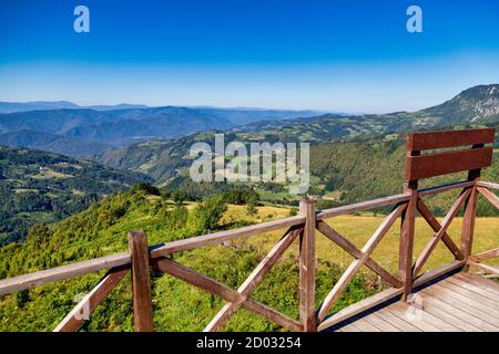 Das Tor des Aussichtspunktes Podrinja befindet sich an den Hängen des Berges Povlen und stellt den Ausgangspunkt für den Eintritt in das magische Tal Drina in Serbien dar. Stockfoto