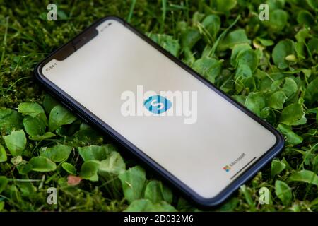 Tallinn / Estland - 28. September 2020: Schwarzes iphone mit Logo von Social Media Skype auf dem Bildschirm. Grünes Gras Hintergrund. Kann als illustrativ verwendet werden Stockfoto