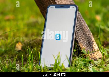 Tallinn / Estland - 28. September 2020: Schwarzes iphone mit Logo von Social Media Skype auf dem Bildschirm. Grünes Gras Hintergrund. Kann als illustrativ verwendet werden Stockfoto