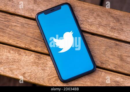 Tallinn / Estland - 28. September 2020: Schwarzes iphone mit Logo der sozialen Medien Twitter auf dem Bildschirm. Holzhintergrund. Kann als illustrative f verwendet werden Stockfoto