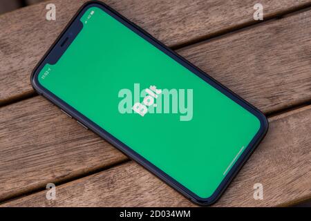 Tallinn / Estland - 28. September 2020: Schwarzes iphone mit Logo der Bolt-Anwendung auf dem Bildschirm. Holzhintergrund. Kann als Veranschaulichung für m verwendet werden Stockfoto