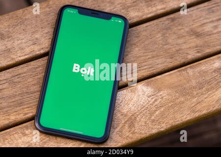 Tallinn / Estland - 28. September 2020: Schwarzes iphone mit Logo der Bolt-Anwendung auf dem Bildschirm. Holzhintergrund. Kann als Veranschaulichung für m verwendet werden Stockfoto