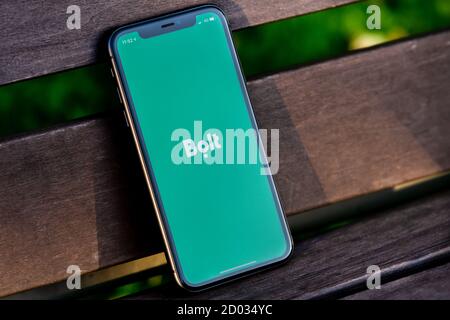 Tallinn / Estland - 28. September 2020: Schwarzes iphone mit Logo der Bolt-Anwendung auf dem Bildschirm. Holzhintergrund. Kann als Veranschaulichung für m verwendet werden Stockfoto