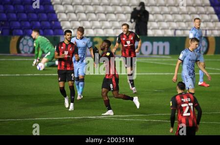 Jefferson Lerma (Mitte) von AFC Bournemouth feiert das erste Tor seiner Spielmannschaft während des Sky Bet Championship-Spiels im St. Andrew's Trillion Trophy Stadium, Birmingham. Stockfoto