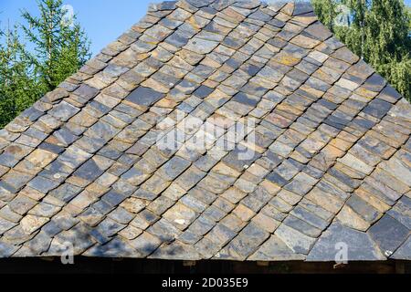 Altes traditionelles Schieferdach im Ethno-Dorf Sirogojno, Serbien. Dach aus geschliffenen Steinen. Stockfoto