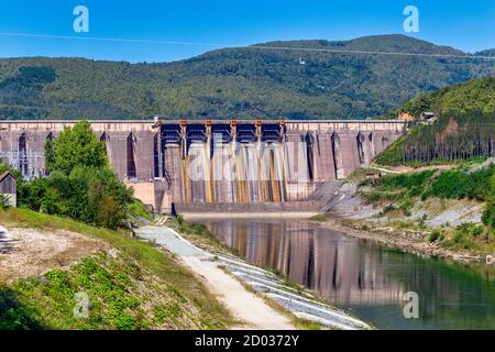 Perucac Talsperre am Fluss Drina mit Stausee. Wasserkraftwerk Bajina Basta in Perucac, Serbien. Stockfoto