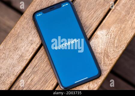 Tallinn / Estland - 28. September 2020: Schwarzes iphone mit Logo der Nachrichtenmedien EuroNews auf dem Bildschirm. Holzhintergrund. Kann als illustrative fo verwendet werden Stockfoto