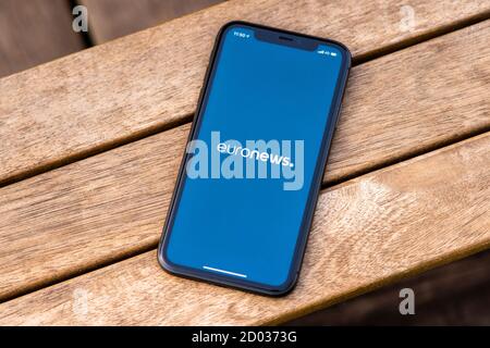 Tallinn / Estland - 28. September 2020: Schwarzes iphone mit Logo der Nachrichtenmedien EuroNews auf dem Bildschirm. Holzhintergrund. Kann als illustrative fo verwendet werden Stockfoto