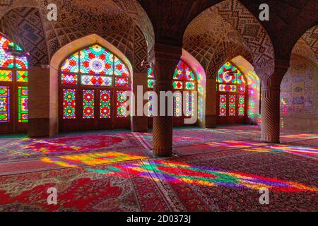 Windows der Rosa Moschee genannt Nasirolmolk Moschee in Shiraz, Iran Stockfoto