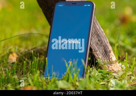 Tallinn / Estland - 28. September 2020: Schwarzes iphone mit Logo der Nachrichtenmedien EuroNews auf dem Bildschirm. Grünes Gras Hintergrund. Kann als Illustration verwendet werden Stockfoto