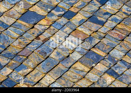 Schiefer Dach Hintergrund in Ethno Dorf Sirogojno, Serbien. Dach aus geschliffenen Steinen. Stockfoto