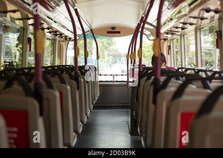 (Selektiver Fokus) EIN Bus, mit nur einer Person an Bord, ist während des Covid-19-Ausbruchs durch die Straßen von Taipei unterwegs. Taipeh, Taiwan. Stockfoto