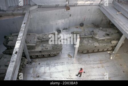 18. Januar 1996 während des Krieges in Bosnien: Holländische Leopard II Main Battle Tanks werden von einem Schiff im kroatischen Hafen von Split entladen. Stockfoto