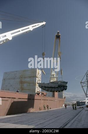 18. Januar 1996 während des Krieges in Bosnien: Ein niederländischer Kampfpanzer Leopard II wird von einem Schiff im kroatischen Hafen von Split entladen. Stockfoto