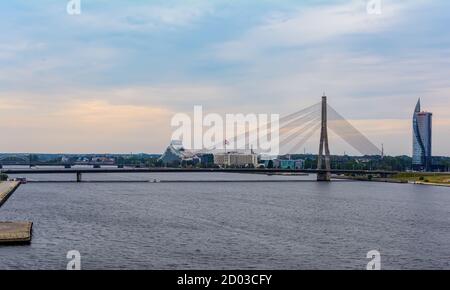 Vanšu (Kabelbrücke) Brücke über Daugava Stockfoto