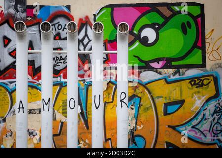 Amour - Graffiti an Wand und Entlüftungsrohren in der Nähe von Pompedou Centre, Paris, Frankreich Stockfoto