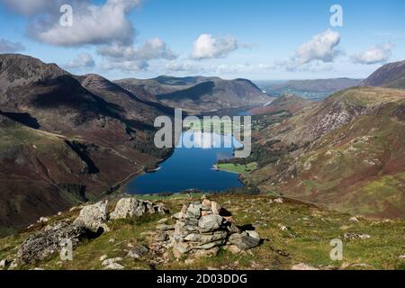 Klassischer Blick auf Buttermere und Crummock Water an einem ruhigen, sonnigen Sommertag. Vom Fleetwith Pike Summit Cairn, English Lake District, Cumbria, Großbritannien. Stockfoto