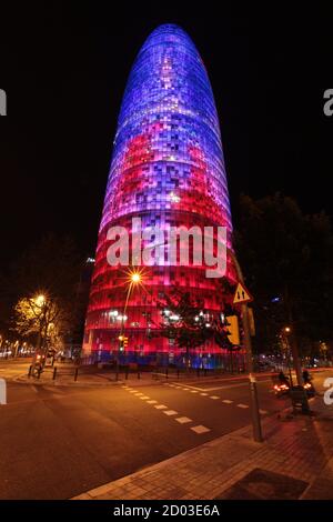 Barcelona, Spanien - 24. Juli 2013: Blick auf Torre Agbar, Glories in der Nacht Stockfoto