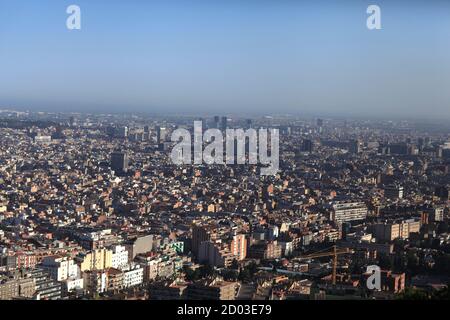 Panoramablick auf Barcelona und das benachbarte hospitalet de llobregat, Spanien Stockfoto