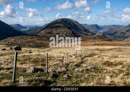 Blick auf die Täler von Buttermere und Ennerdale an einem ruhigen, sonnigen Sommertag. Von den Hängen von Brandreth Fell, English Lake District, Cumbria, Großbritannien Stockfoto