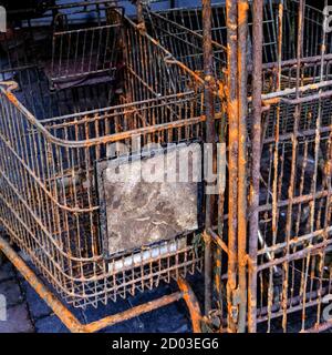 Rosting Old Food Supermarkt Trolley aus EINEM Fluss gefischt, ohne Menschen Stockfoto