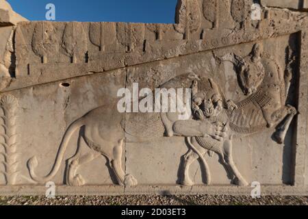 Bas-Relief Schnitzereien an Persepolis in Schiraz, Iran Stockfoto