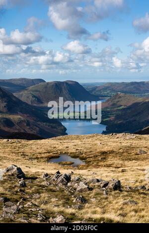 Buttermere, Crummock Water, umschlingenden Fjells an einem ruhigen sonnigen Sommertag mit flauschigen Wolken. Von den Hängen des Brandreth Fell, English Lake District. Stockfoto