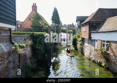 Canterbury, Großbritannien - 27. September 2020 Touristen genießen eine Fahrt in einem Punt auf dem Fluss Stour während der Covid- 19 Pandemie. Stockfoto