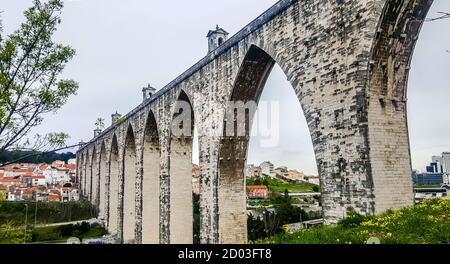 Das Aquädukt Aguas Livres ("Aquädukt der freien Gewässer") in Lissabon, Portugal Stockfoto