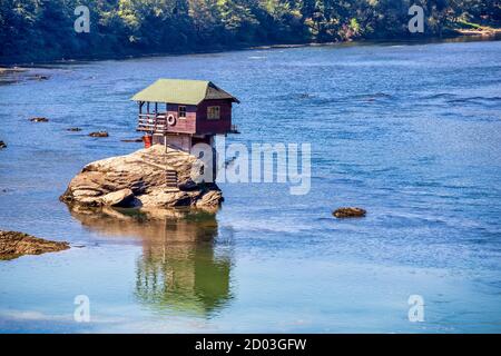 Holzhaus auf dem Felsen in der Mitte des Flusses Drina, in der Nähe der Stadt Bajina Basta, Serbien. Stockfoto