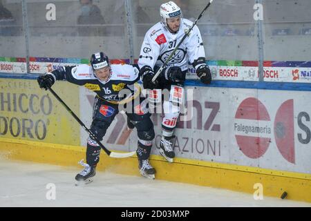 Ambri, Schweiz. Oktober 2020. 02.10.2020, Ambri, Stadio Valascia, National League: HC Ambri-Piotta - HC Lugano, #37 Elia Riva (Lugano) gegen #16 Dominic Zwerger (Ambri) Credit: SPP Sport Pressefoto. /Alamy Live Nachrichten Stockfoto