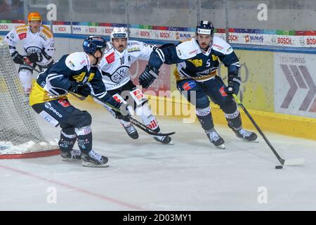 Ambri, Schweiz. Oktober 2020. 02.10.2020, Ambri, Stadio Valascia, Nationalliga: HC Ambri-Piotta - HC Lugano, #5 Tobias Fohrler (Ambri) gegen #10 Alessio Bertaggia (Lugano) Credit: SPP Sport Pressefoto. /Alamy Live Nachrichten Stockfoto