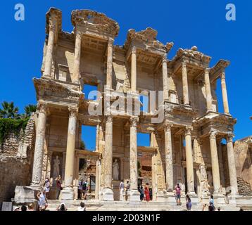 Ruinen der Bibliothek von Celsus in der antiken griechischen Stadt Ephesus oder Efes an der Küste von Ionia in der Provinz Izmir, Türkei im Sommer Tag. Stockfoto