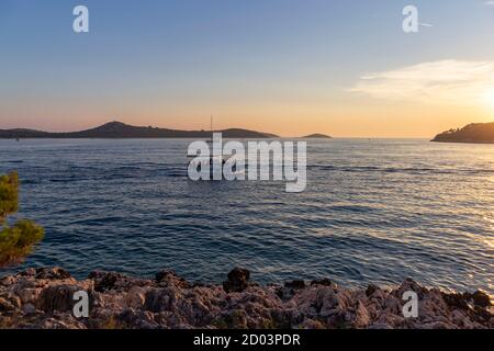 Rogoznica/ Kroatien-12. August 2020: Taxi-Boot Transfer von Touristen bei Sonnenuntergang in die Stadt Rogoznica, kleiner Fischerort in dalmatinischen Meer Stockfoto