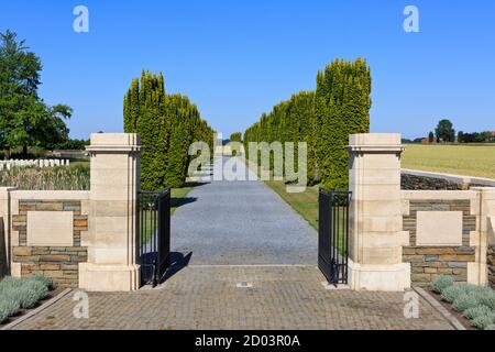 Der Haupteingang des Bedford House Cemetery (erster und zweiter Weltkrieg), entworfen von Wilfred Clement von Berg in Zillebeke (Ypern), Belgien Stockfoto