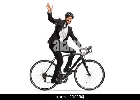 Profilaufnahme eines Geschäftsmannes, der mit dem Fahrrad zur Arbeit fährt Und schwenken auf Kamera isoliert auf weißem Hintergrund Stockfoto