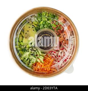 Gesunde Poke Schüssel in Take Away Container isoliert auf weißem Hintergrund, Draufsicht Stockfoto