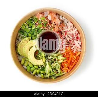 Gesunde Poke Schüssel in Take Away Container isoliert auf weißem Hintergrund, Draufsicht Stockfoto