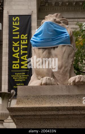 New York Public Library Löwe mit Covid Gesichtsmaske an NEW YORK CITY Stockfoto