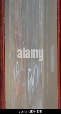 Die Stadt spiegelte sich in einem gebogenen Glas Stockfoto