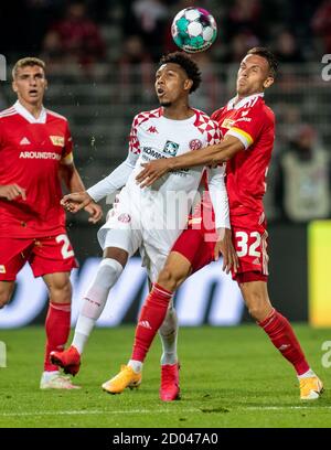 Berlin, Deutschland. Oktober 2020. Fußball: Bundesliga, 1. FC Union Berlin - FSV Mainz 05, 3. Spieltag, Stadion an der Alten Försterei. Jean-Paul Boetius (M) vom FSV Mainz kämpft gegen den Berliner Marcus Ingvartsen um den Ball. Quelle: Andreas Gora/dpa - WICHTIGER HINWEIS: Gemäß den Bestimmungen der DFL Deutsche Fußball Liga und des DFB Deutscher Fußball-Bund ist es untersagt, im Stadion und/oder aus dem Spiel aufgenommene Aufnahmen in Form von Sequenzbildern und/oder videoähnlichen Fotoserien zu nutzen oder auszunutzen./dpa/Alamy Live News Stockfoto