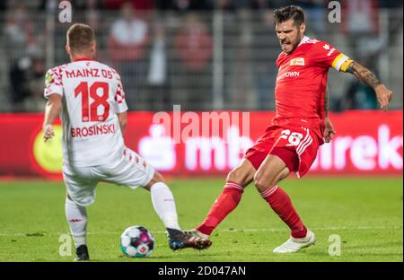 Berlin, Deutschland. Oktober 2020. Fußball: Bundesliga, 1. FC Union Berlin - FSV Mainz 05, 3. Spieltag, Stadion an der Alten Försterei. Daniel Brosinski (l) vom FSV Mainz kämpft gegen den Berliner Christopher Trimmel um den Ball. Quelle: Andreas Gora/dpa - WICHTIGER HINWEIS: Gemäß den Bestimmungen der DFL Deutsche Fußball Liga und des DFB Deutscher Fußball-Bund ist es untersagt, im Stadion und/oder aus dem Spiel aufgenommene Aufnahmen in Form von Sequenzbildern und/oder videoähnlichen Fotoserien zu nutzen oder auszunutzen./dpa/Alamy Live News Stockfoto