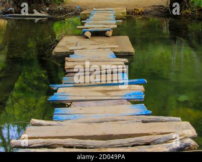 Eine kleine Holzbrücke über dem Fluss Achour in Marokko Stockfoto