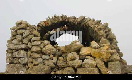 Ein kleines Stein-Iglu auf dem Gipfel des Moussa-Berges In Marokko Stockfoto