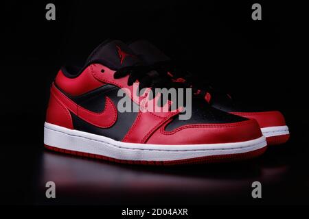 Nike Air Jordan 1 Retro Low Reverse Bred Colorway Sneaker Auf schwarzem Hintergrund illustrative Editorial Stockfoto