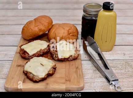 Sommer saisonal Picknick Camping Essen für Outdoor-Familie Kochen mit Einfache Gourmet-Lebensmittel von Hamburgern und Hotdogs für Veranstaltungen und Tolle Zeiten Stockfoto