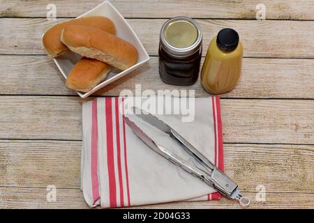 Sommer saisonal Picknick Camping Essen für Outdoor-Familie Kochen mit Einfache Gourmet-Lebensmittel von Hamburgern und Hotdogs für Veranstaltungen und Tolle Zeiten Stockfoto