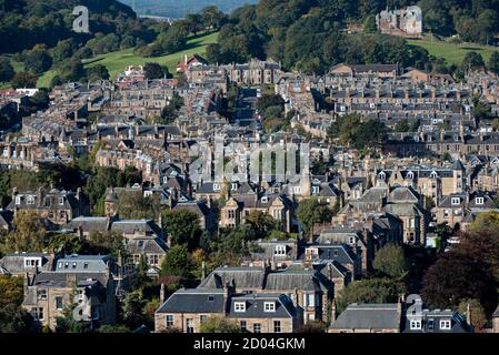 Blick auf Wohnhäuser in South Edinburgh von Blackford Hill. Stockfoto