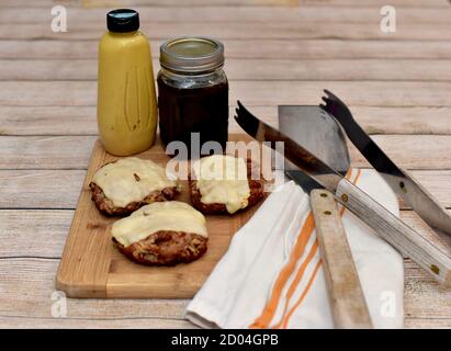 Sommer saisonal Picknick Camping Essen für Outdoor-Familie Kochen mit Einfache Gourmet-Lebensmittel von Hamburgern und Hotdogs für Veranstaltungen und Tolle Zeiten Stockfoto